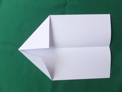 Papierflugzeug gefaltet
