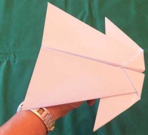 Papierflugzeug Looping