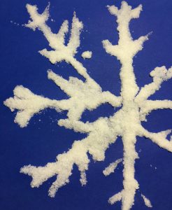 Schneeflocke aus Salz – eine winterliche Bastelidee für Kinder.
