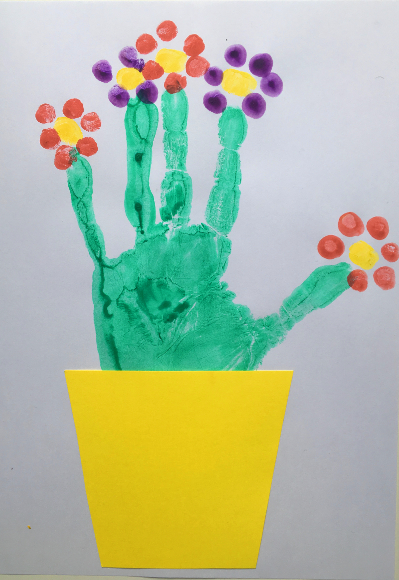Handabdruckbild: ein Blumentopf mit Kindern stempeln