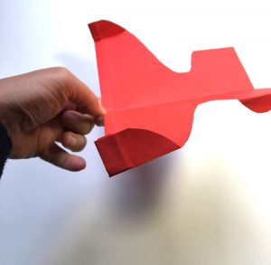 Papierflugzeug falten- Kunstflugzeug