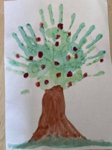 Kinder malen Apfelbaum